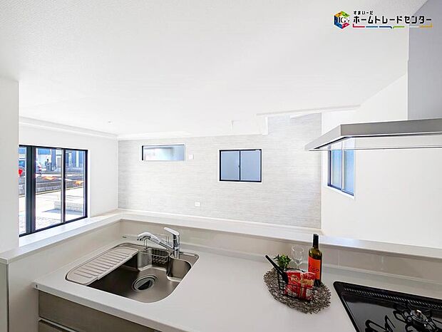 キッチンからのパパママ目線はコチラ♪キッチンは開放感もありリビング全体が見渡せますね♪広くて明るいキッチンは大変使いやすくなっております。