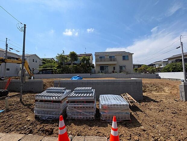 嬉しい仕様がたくさん！浴室乾燥機、全洋室、WIC、ファミリークローク、フリーコーナー、土間収納、ホール物入、ワイドバルコニー、庭、駐車1～2台可能等！
