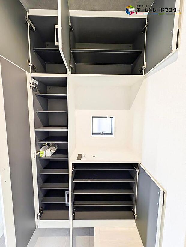 上下棚にたっぷり靴を収納できます。「ただいま」と玄関を開けた瞬間から、奥に広がる空間を明るい室内を感じられますね♪