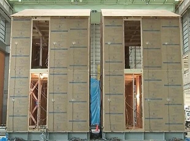 【制震性能比較実験】震度6強を最大67%低減できることが証明されました。さらに、最大震度6強クラスとなる120秒間続く地震を、約200回受けても制震性能は衰えないと実証実験で分かっています。