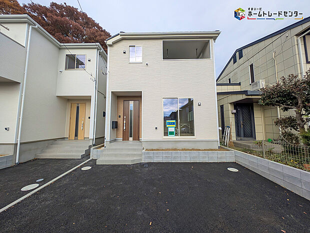 【現地外観写真】嬉しい仕様がたくさん!
浴室乾燥機、水廻り集中設計、洋風和室、サービスルーム(納戸)、WIC、防犯カメラ、インナーバルコニー、駐車2台可能等!