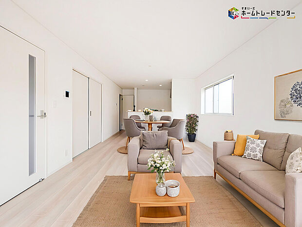 【リビング】インテリアプランが考えやすいワイドなリビング♪広々としたLDKに、自分好みのインテリアでレイアウト。季節ごとに模様替えなども、楽しみの一つとなりそうです
※こちらの写真は、家具をCGで合成したものです