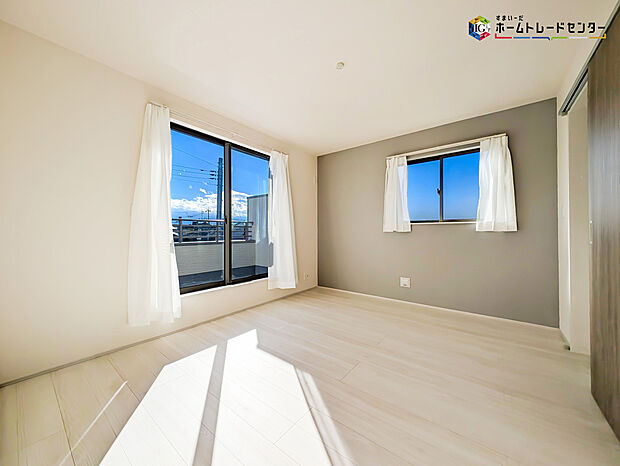 【リビング以外の居室】2面採光を確保した明るい室内は、風通しも良く居心地の良い空間となっております。爽やかな風を感じて起きる朝は、快適生活の始まりに!