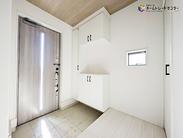 【玄関】明るく清潔感のある玄関でお客様を迎えるスペースをパッと明るい印象に!大容量の収納力で大家族の履物もすっきり収納できます♪ウッドテイストの玄関ドアがお洒落です。