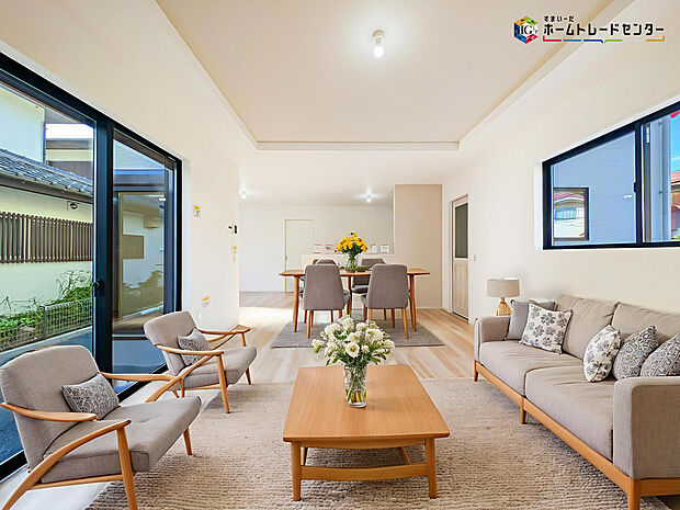 【リビング】インテリアプランが考えやすいワイドなリビング♪広々としたLDKに、自分好みのインテリアでレイアウト。季節ごとに模様替えなども、楽しみの一つとなりそうです
※こちらの写真は、家具をCGで合成したものです