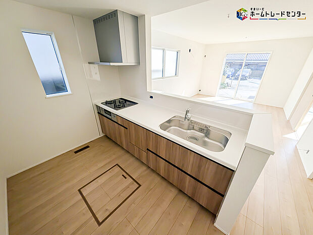 【キッチン】対面式キッチンは、家族のコミュニケーションを育み、子育て家族にも好適なプラン！リビングで寛ぐご家族をいつも感じられます♪会話を楽しみながら家事ができ、小さいお子様がいても安心です！