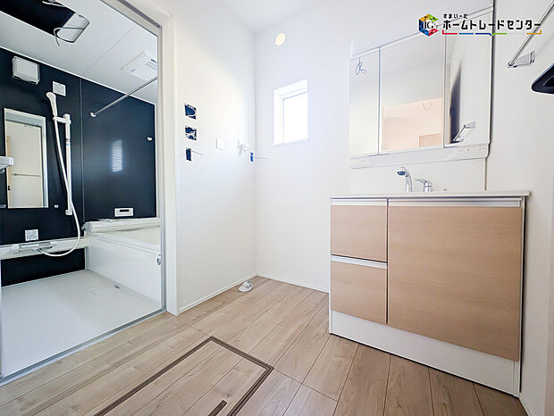 【洗面】白を基調とした爽やかなサニタリースペース。清潔感のある快適空間です。毎日の身支度も気持ち良くお使い頂けます！！高級感があり毎日の身だしなみも気分が上がりますね♪