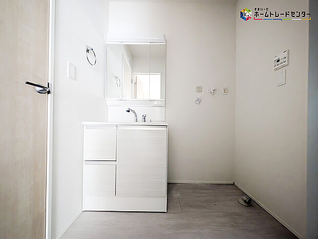 【洗面】白を基調とした爽やかなサニタリースペース。清潔感のある快適空間です。毎日の身支度も気持ち良くお使い頂けます!!高級感があり毎日の身だしなみも気分が上がりますね♪