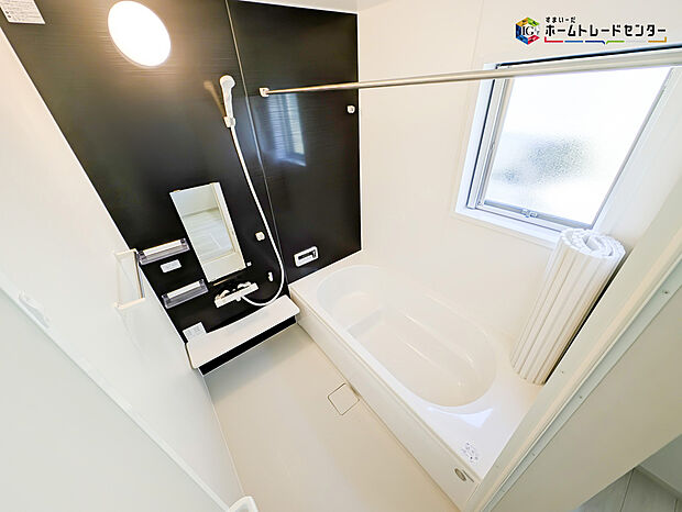 【浴室】毎日の疲れを癒す浴室は１坪タイプで、床は乾きやすく、滑りにくい速乾床を採用しておりお子様とのお風呂タイムも安心してゆったりとくつろげます。