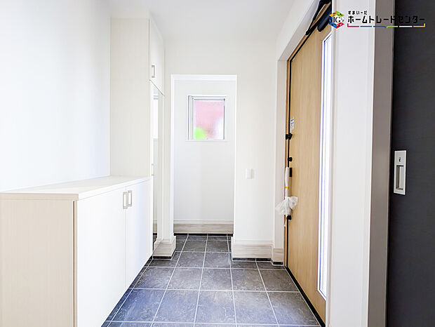 【玄関】明るく清潔感のある玄関でお客様を迎えるスペースをパッと明るい印象に！大容量の収納力で大家族の履物もすっきり収納できます♪ウッドテイストの玄関ドアがお洒落です。