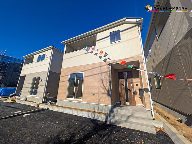 【 現地外観写真】嬉しい仕様がたくさん！
南向き、浴室乾燥機、水廻り集中設計、和室、2階ホール収納、インナーバルコニー、防犯カメラ、駐車2台可能等！