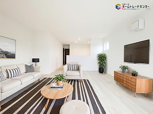 【リビング】インテリアプランが考えやすいワイドなリビング♪広々としたLDKに、自分好みのインテリアでレイアウト。季節ごとに模様替えなども、楽しみの一つとなりそうです
※こちらの写真は、家具をCGで合成したものです