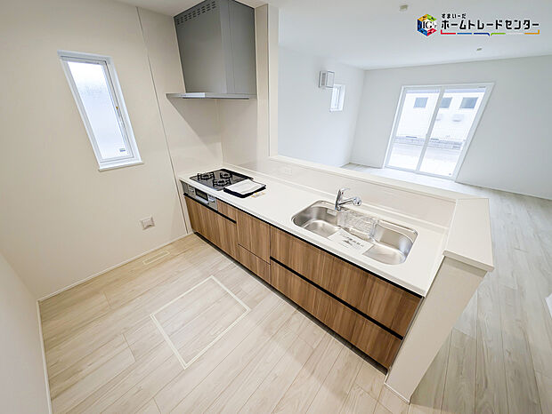 【キッチン】対面式キッチンは、家族のコミュニケーションを育み、子育て家族にも好適なプラン！リビングで寛ぐご家族をいつも感じられます♪会話を楽しみながら家事ができ、小さいお子様がいても安心です！