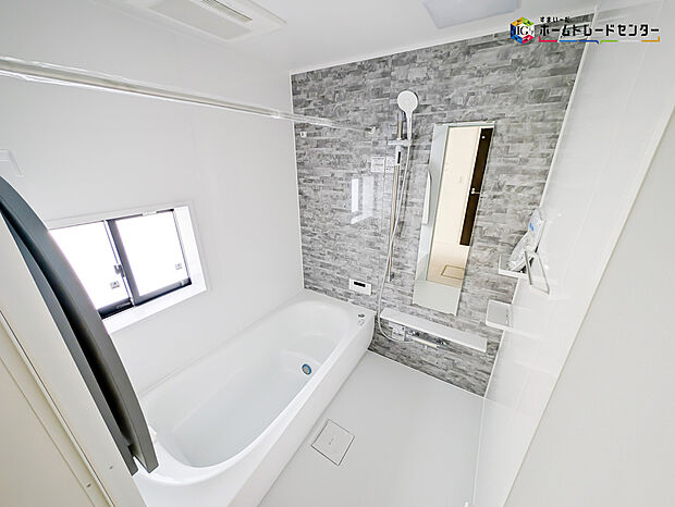 【浴室】毎日の疲れを癒す浴室は1坪タイプで、床は乾きやすく、滑りにくい速乾床を採用しておりお子様とのお風呂タイムも安心してゆったりとくつろげます。