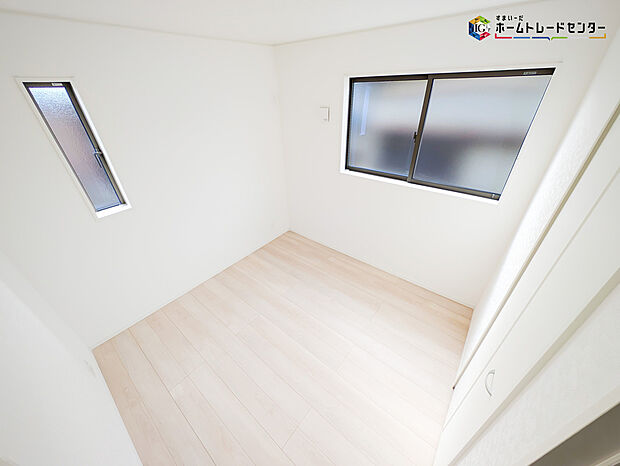 【リビング以外の居室】2面採光を確保した明るい室内は、風通しも良く居心地の良い空間となっております。爽やかな風を感じて起きる朝は、快適生活の始まりに！