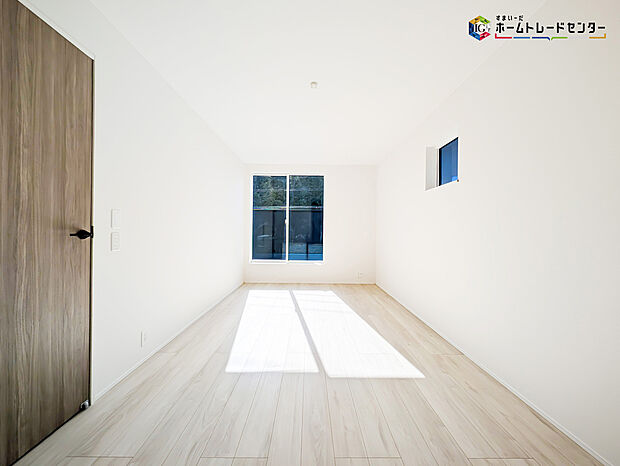 【リビング以外の居室】2面採光を確保した明るい室内は、風通しも良く居心地の良い空間となっております。爽やかな風を感じて起きる朝は、快適生活の始まりに！