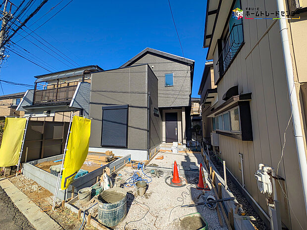 【現地外観写真】嬉しい仕様がたくさん！
南向き、水廻り集中設計、全洋室、浴室乾燥機、ファミリークローク、WIC、LDK可動棚、宅配BOX、カースペース1台分等♪