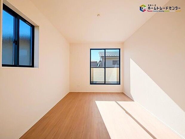 【リビング以外の居室】全居室に収納を完備しておりますので、いつでもお部屋をすっきりとお使い頂けそうです。自分好みのインテリアやレイアウトを考えるのも楽しみです。