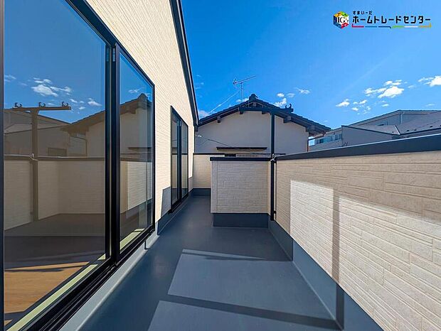 【バルコニー】お陽さまの光をさわやかな風をたっぷりとりこめる2面バルコニー。晴れた日にはたっぷりの洗濯物や布団を干せそうだ。