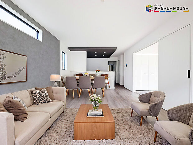 【リビング】インテリアプランが考えやすいワイドなリビング♪広々としたLDKに、自分好みのインテリアでレイアウト。季節ごとに模様替えなども、楽しみの一つとなりそうです
※こちらの写真は、家具をCGで合成したものです