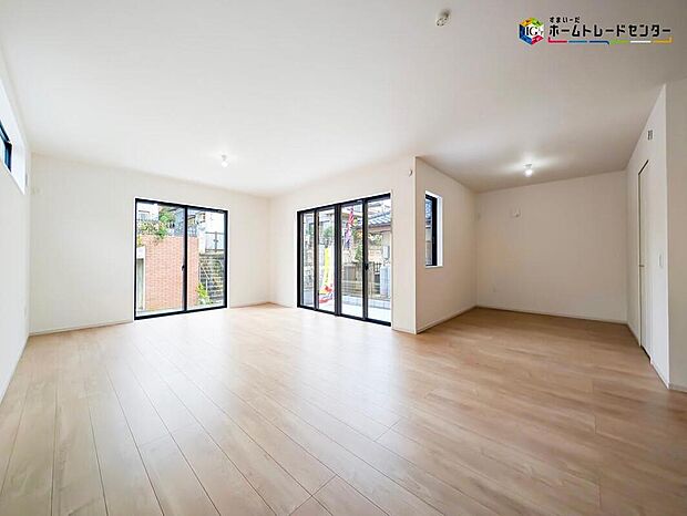 【リビング】陽光差し込む明るいリビング♪広々とした開放感あふれるLDKはゆったり寛げる充分な広さがございますので、ご家族でインテリアのレイアウトを考えるのも楽しみになりそうです。大きめのソファも置けますね♪