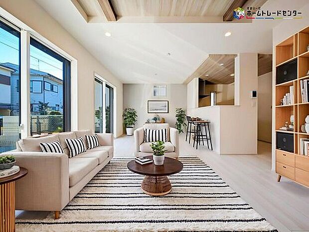 【リビング】インテリアプランが考えやすいワイドなリビング♪広々としたLDKに、自分好みのインテリアでレイアウト。季節ごとに模様替えなども、楽しみの一つとなりそうです
※こちらの写真は、家具をCGで合成したものです