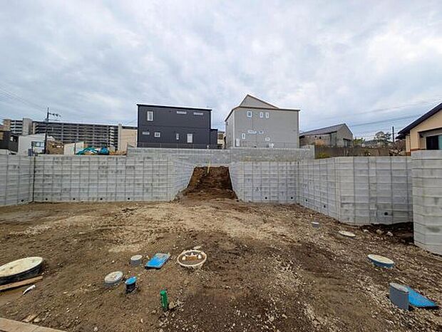 【現地外観写真】嬉しい仕様・設備がたくさん！
浴室乾燥機、水廻り集中設計、リビングイン階段、和洋室、WIC、SC、リビング収納、2階ホール物入、床下収納、ワイドバルコニー、庭、駐車2台可能等！