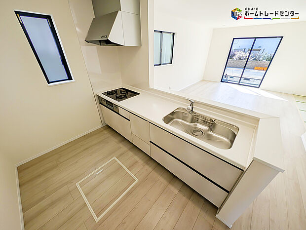 【キッチン】対面式キッチンは、家族のコミュニケーションを育み、子育て家族にも好適なプラン!リビングで寛ぐご家族をいつも感じられます♪会話を楽しみながら家事ができ、小さいお子様がいても安心です!