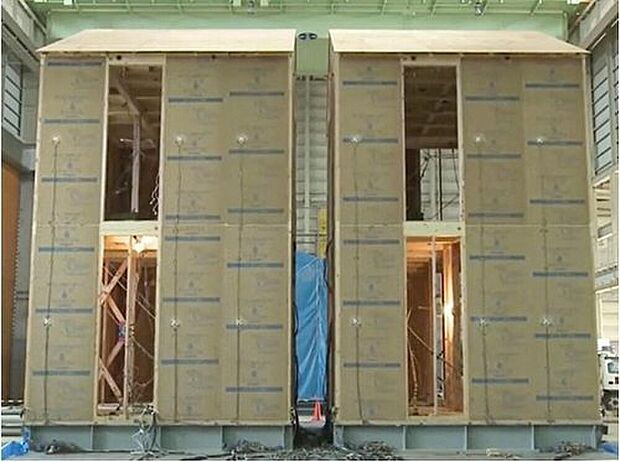 【【制震性能比較実験】】震度6強を最大67%低減できることが証明されました。さらに、最大震度6強クラスとなる120秒間続く地震を、約200回受けても制震性能は衰えないと実証実験で分かっています。