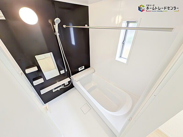 【浴室】毎日の疲れを癒す浴室は1坪タイプで、床は乾きやすく、滑りにくい速乾床を採用しておりお子様とのお風呂タイムも安心してゆったりとくつろげます。