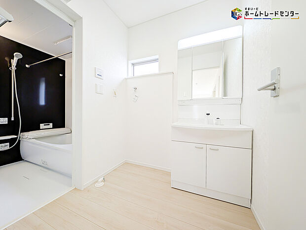 【洗面】白を基調とした爽やかなサニタリースペース。清潔感のある快適空間です。毎日の身支度も気持ち良くお使い頂けます!!高級感があり毎日の身だしなみも気分が上がりますね♪