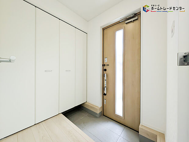 【玄関】明るく清潔感のある玄関でお客様を迎えるスペースをパッと明るい印象に!大容量の収納力で大家族の履物もすっきり収納できます♪ウッドテイストの玄関ドアがお洒落です。