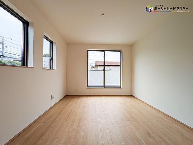 【リビング以外の居室】2面採光を確保した明るい室内は、風通しも良く居心地の良い空間となっております。爽やかな風を感じて起きる朝は、快適生活の始まりに！