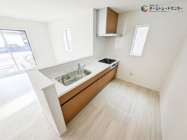 【キッチン】対面式キッチンは、家族のコミュニケーションを育み、子育て家族にも好適なプラン!リビングで寛ぐご家族をいつも感じられます♪会話を楽しみながら家事ができ、小さいお子様がいても安心です!