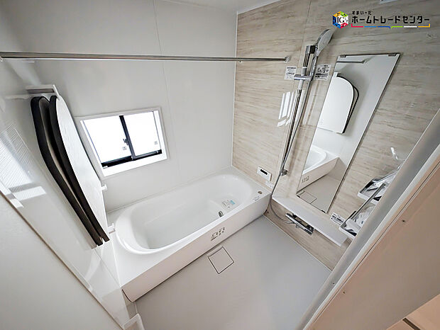 【浴室】毎日の疲れを癒す浴室は1坪タイプで、床は乾きやすく、滑りにくい速乾床を採用しておりお子様とのお風呂タイムも安心してゆったりとくつろげます。