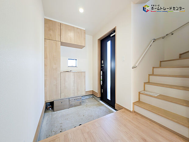 【玄関】明るく清潔感のある玄関でお客様を迎えるスペースをパッと明るい印象に!大容量の収納力で大家族の履物もすっきり収納できます♪ウッドテイストの玄関ドアがお洒落です。