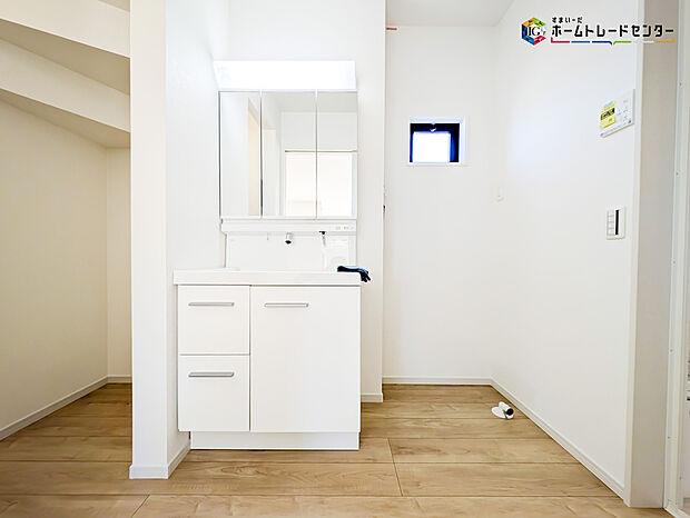 【洗面】白を基調とした爽やかなサニタリースペース。清潔感のある快適空間です。毎日の身支度も気持ち良くお使い頂けます！！高級感があり毎日の身だしなみも気分が上がりますね♪