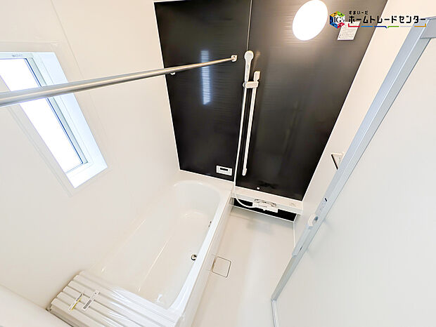 【浴室】毎日の疲れを癒す浴室は１坪タイプで、床は乾きやすく、滑りにくい速乾床を採用しておりお子様とのお風呂タイムも安心してゆったりとくつろげます。