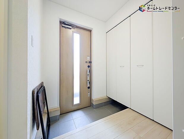 【玄関】明るく清潔感のある玄関でお客様を迎えるスペースをパッと明るい印象に！大容量の収納力で大家族の履物もすっきり収納できます♪