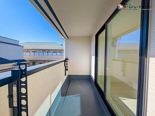 【バルコニー】広々としたバルコニーは、太陽の光がたくさん♪ご家族のお洗濯物やお布団もたっぷり干せる頼もしい存在です♪たくさんの洗濯物や全員の布団を一気に干せますね♪