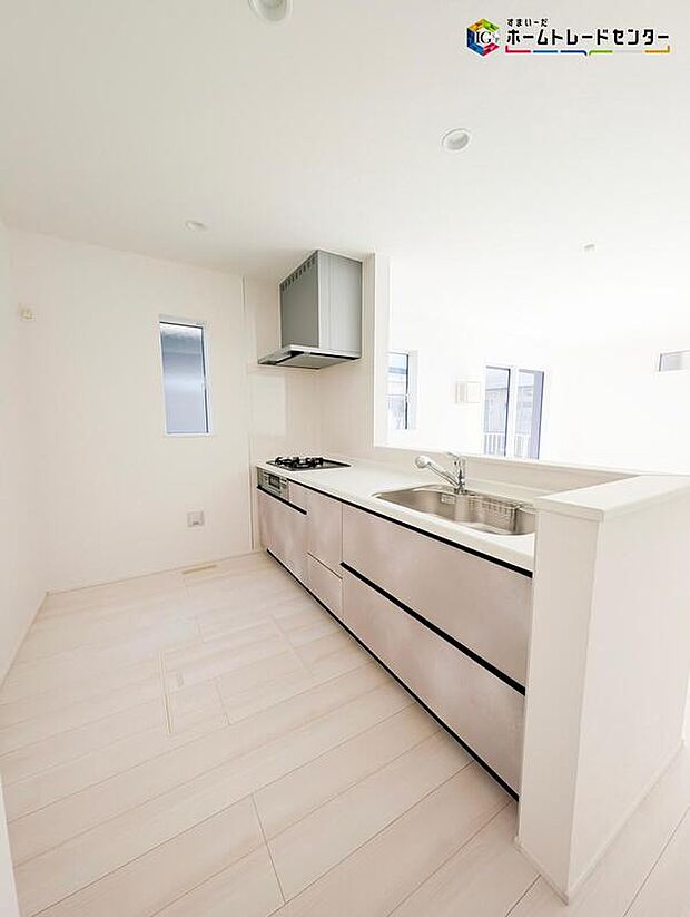 【キッチン】人気の対面式キッチン♪お食事の準備をしながらでもご家族とのコミュニケーションを楽しめます♪お子様のお手伝いも増えそうですね♪