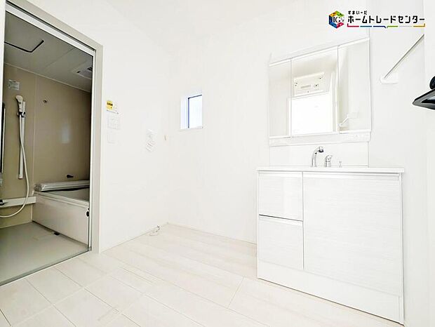 【洗面台・洗面所】白を基調とした爽やかなサニタリースペース。清潔感のある快適空間です。毎日の身支度も気持ち良くお使い頂けます！！高級感があり毎日の身だしなみも気分が上がりますね♪