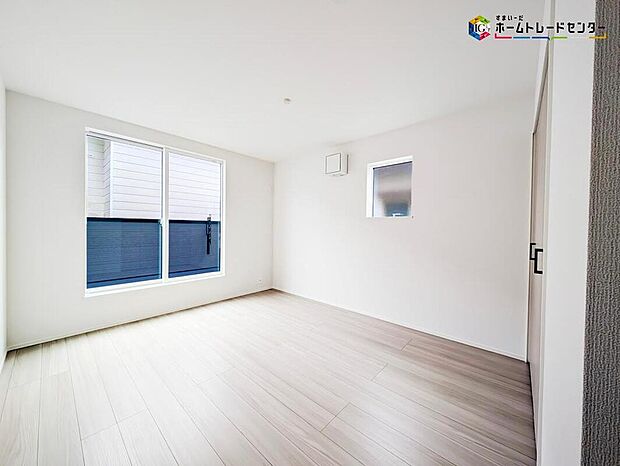 【リビング以外の居室】居室のサッシにはペアガラスを採用、高い断熱性による省エネと結露対策に有効です。室内を快適な空間に代えてくれます。現地の通風や採光も実際にご確認下さいませ。