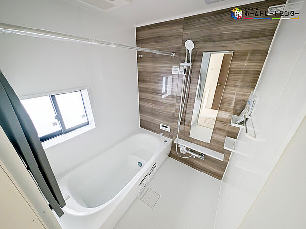 【浴室】毎日の疲れを癒す浴室は１坪タイプで、床は乾きやすく、滑りにくい速乾床を採用しておりお子様とのお風呂タイムも安心してゆったりとくつろげます。