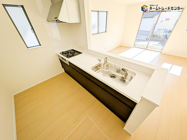 【キッチン】対面式キッチンは、家族のコミュニケーションを育み、子育て家族にも好適なプラン！リビングで寛ぐご家族をいつも感じられます♪会話を楽しみながら家事ができ、小さいお子様がいても安心です！