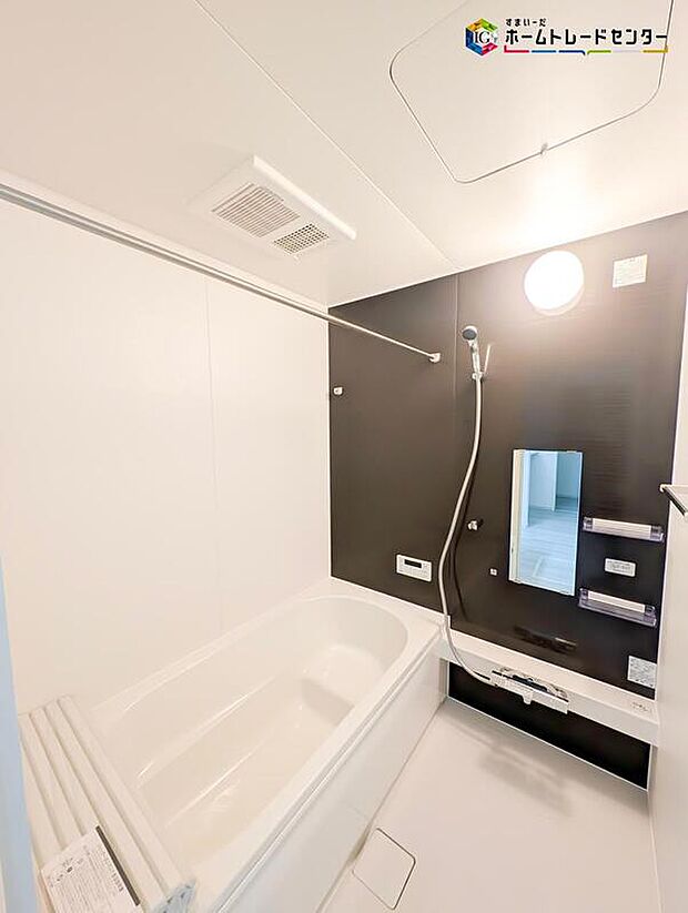 【浴室】ゆったり寛げる1坪タイプのシステムバス。
雨の日のお洗濯も安心の浴室乾燥機付き♪
毎日の疲れを洗い流せるような憩いの空間です!