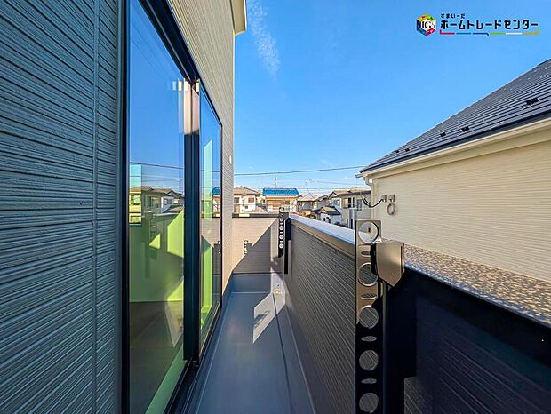【バルコニー】広々としたバルコニーは、太陽の光がたくさん♪ご家族のお洗濯物やお布団もたっぷり干せる頼もしい存在です♪たくさんの洗濯物や全員の布団を一気に干せますね♪