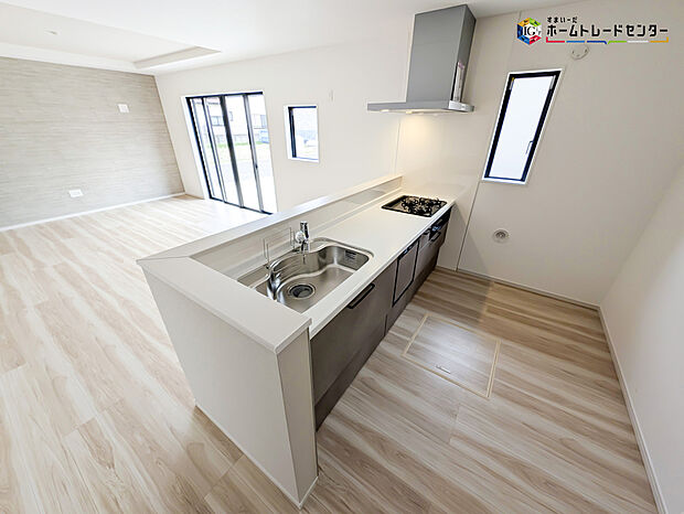 【キッチン】対面式キッチンは、家族のコミュニケーションを育み、子育て家族にも好適なプラン！リビングで寛ぐご家族をいつも感じられます♪会話を楽しみながら家事ができ、小さいお子様がいても安心です！