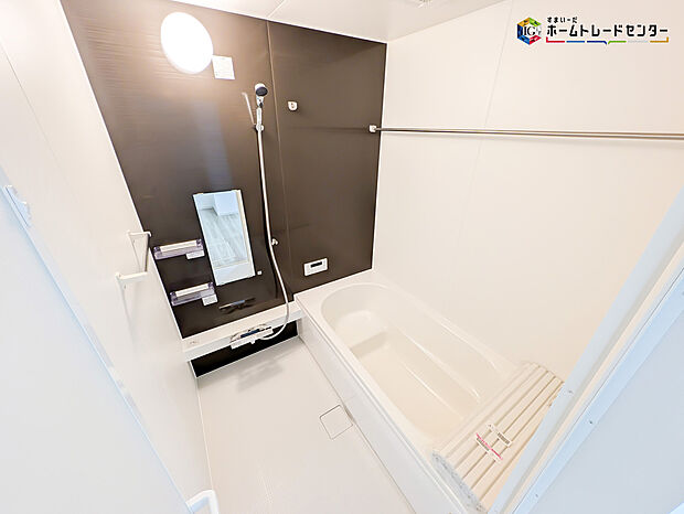 【浴室】毎日の疲れを癒す浴室は１坪タイプで、床は乾きやすく、滑りにくい速乾床を採用しておりお子様とのお風呂タイムも安心してゆったりとくつろげます。