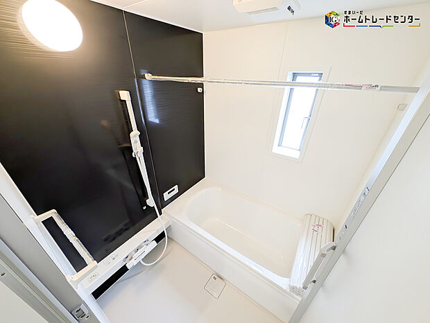 【浴室】毎日の疲れを癒す浴室は１坪タイプで、床は乾きやすく、滑りにくい速乾床を採用しておりお子様とのお風呂タイムも安心してゆったりとくつろげます。
